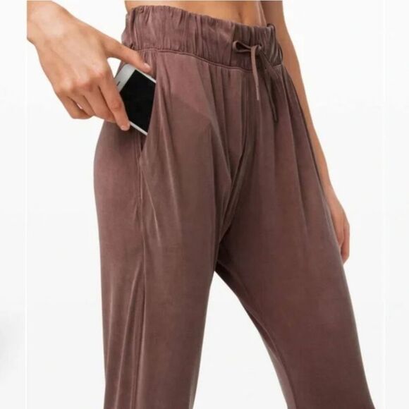 Lululemon Lost in Leisure Crop Jogger *Antique Bark* purple 4 - Picture 3 of 10